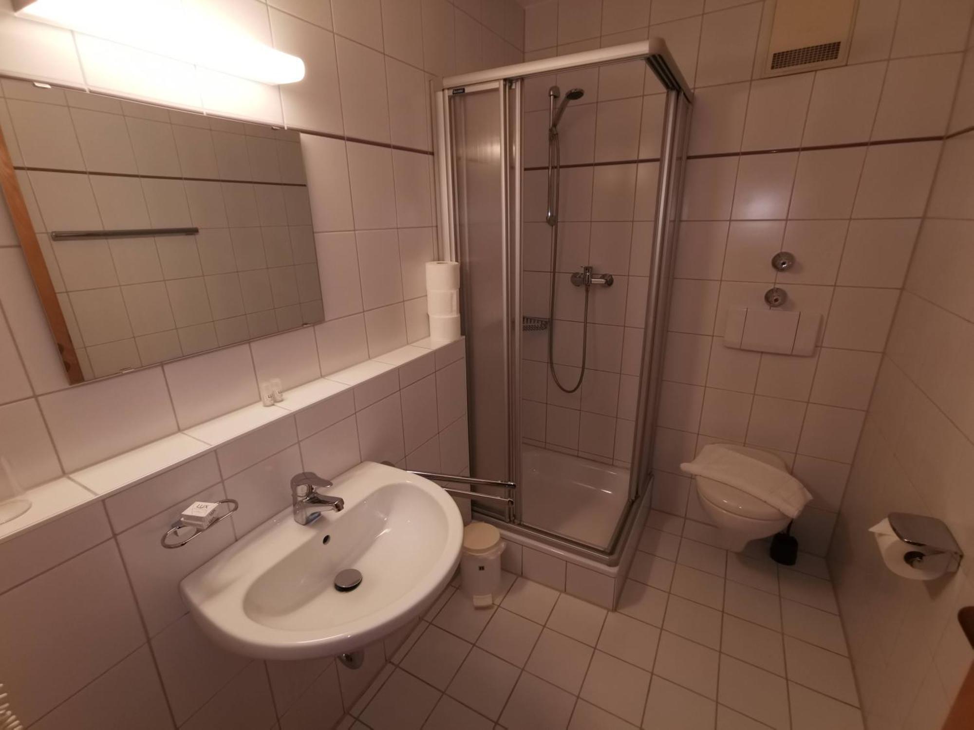 A8 Hotel Im Darchinger Hof Bed & Breakfast - Zwischen Holzkirchen Und Weyarn - Zwischen Muenchen Salzburg Und Innsbruck - Kurz Vor Dem Irschenberg Room photo