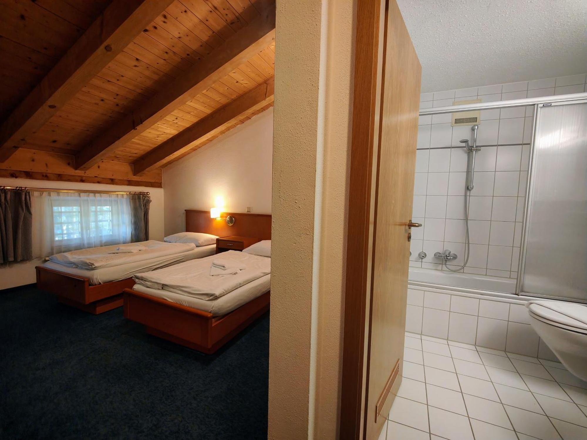 A8 Hotel Im Darchinger Hof Bed & Breakfast - Zwischen Holzkirchen Und Weyarn - Zwischen Muenchen Salzburg Und Innsbruck - Kurz Vor Dem Irschenberg Room photo