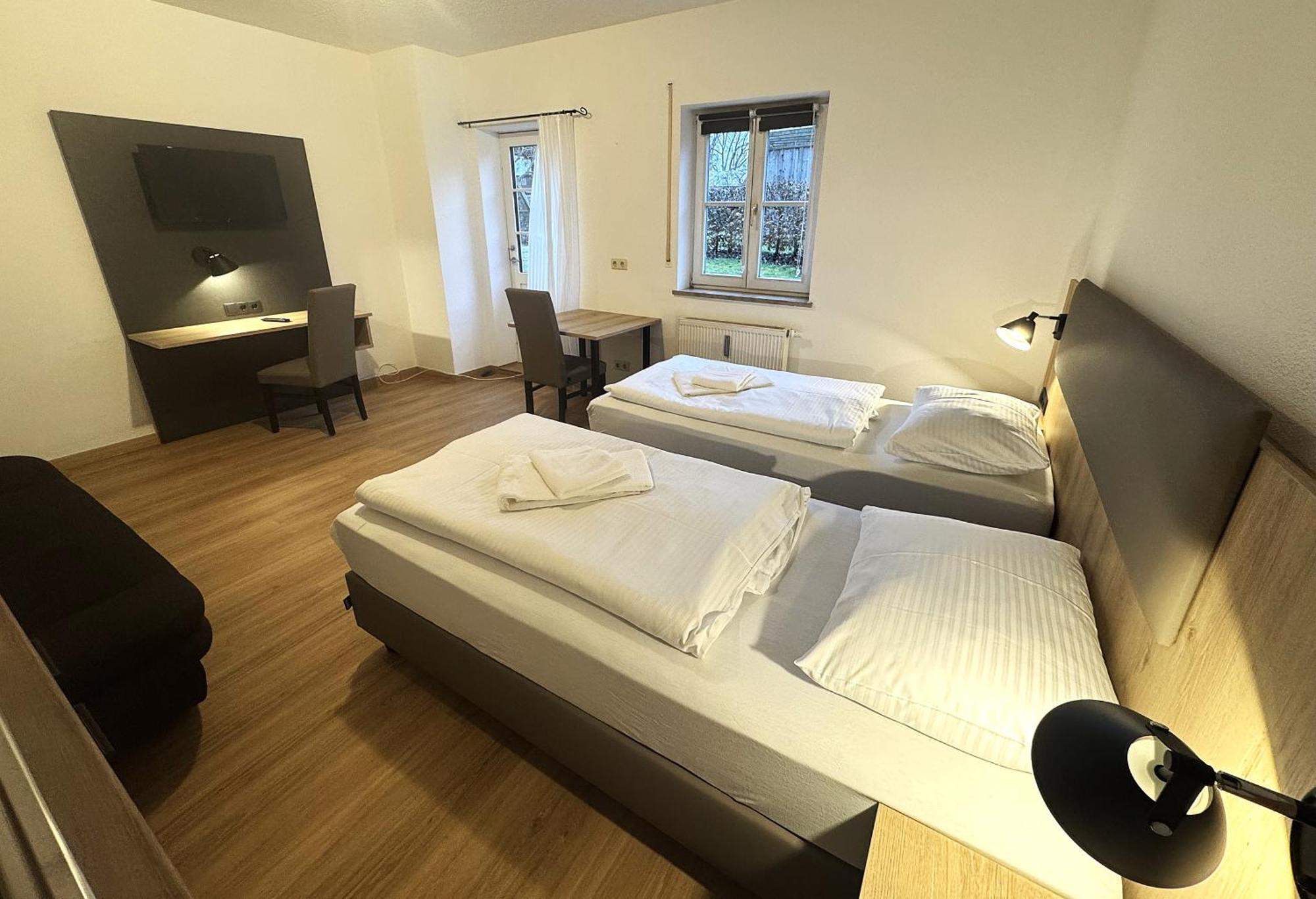 A8 Hotel Im Darchinger Hof Bed & Breakfast - Zwischen Holzkirchen Und Weyarn - Zwischen Muenchen Salzburg Und Innsbruck - Kurz Vor Dem Irschenberg Exterior photo