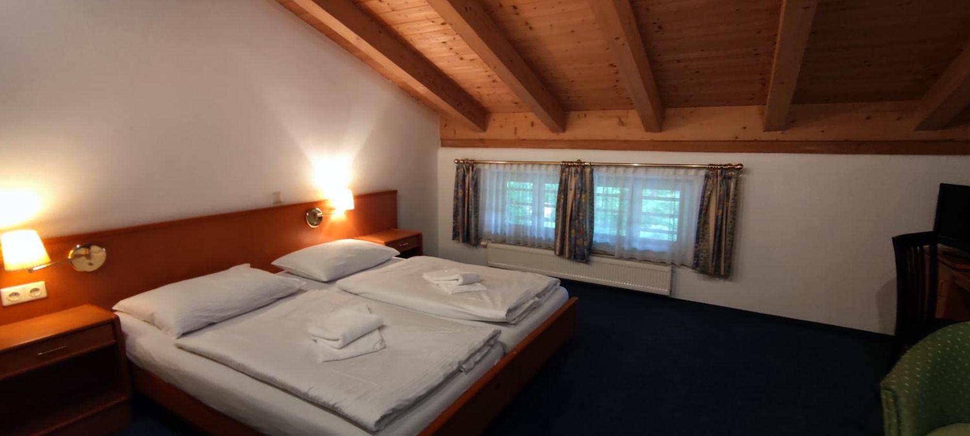 A8 Hotel Im Darchinger Hof Bed & Breakfast - Zwischen Holzkirchen Und Weyarn - Zwischen Muenchen Salzburg Und Innsbruck - Kurz Vor Dem Irschenberg Room photo